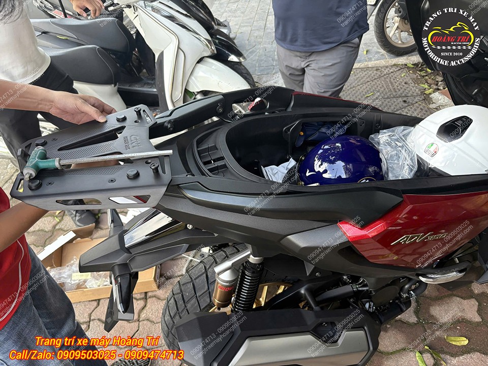 Quá trình lắp đặt baga Givi SR trên ADV 350 không ảnh hưởng đến cốp xe