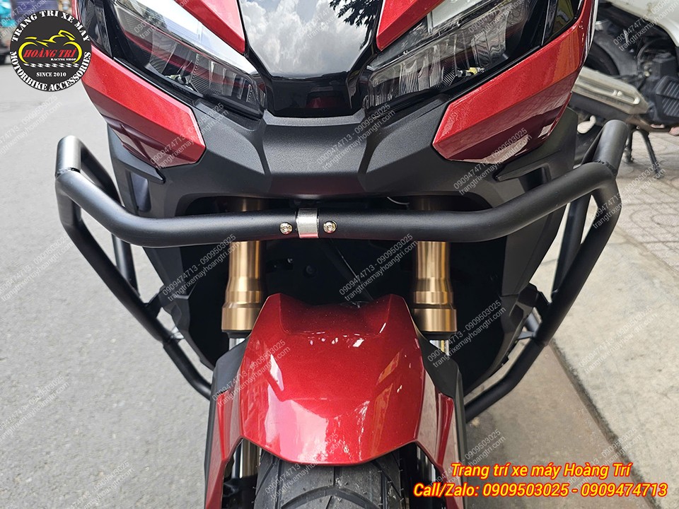 Cận cảnh khung chống đổ NCL ADV 350 ôm sát đầu xe, tăng khả năng bảo vệ khi va chạm