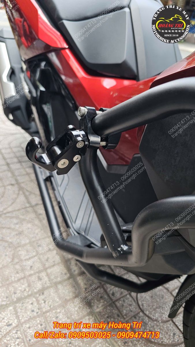Cận cảnh khung chống đổ NCL kết hợp móc treo nhôm Biker mang lại sự tiện lợi và gọn gàng