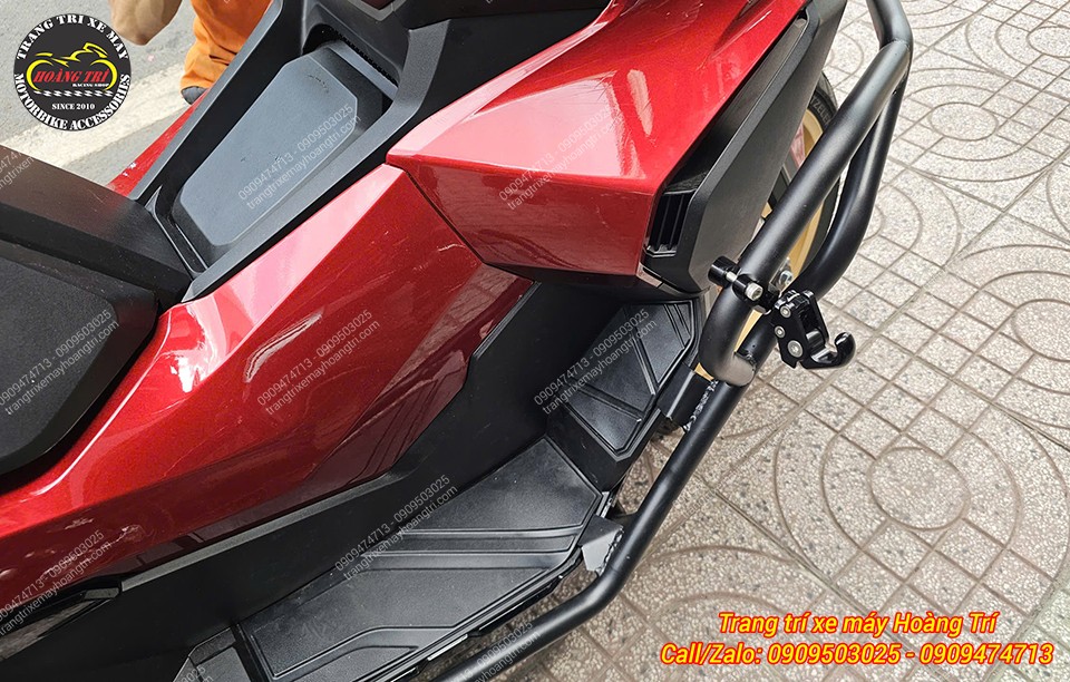 Góc cận cho thấy móc treo nhôm Biker cố định chắc chắn trên khung chống đổ NCL của ADV 350