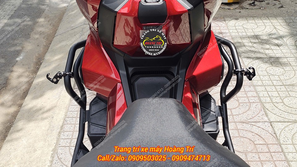 Anh khách nâng cấp hai móc treo nhôm Biker đối xứng trên khung chống đổ thêm tiện ích cho xế cưng