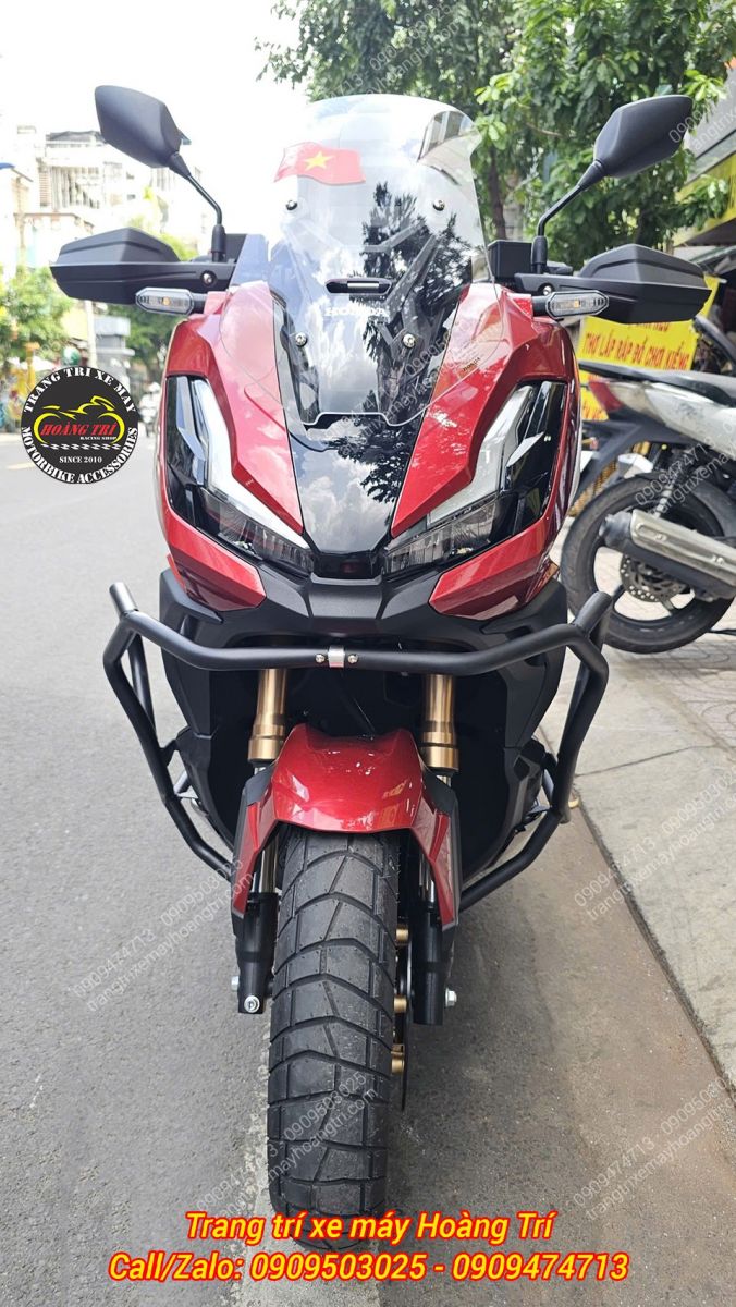 Trực diện Honda ADV 350 nổi bật cùng khung chống đổ NCL bảo vệ toàn diện phần đầu xe