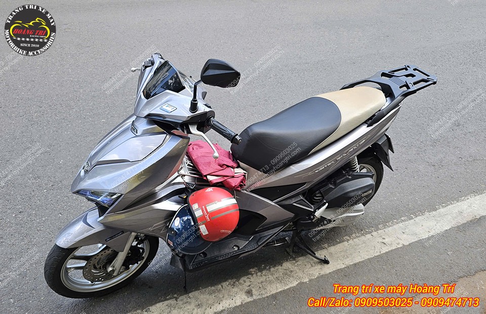 Góc cao cho thấy baga sau Airblade hài hòa với thiết kế xe, tăng điểm nhấn thể thao