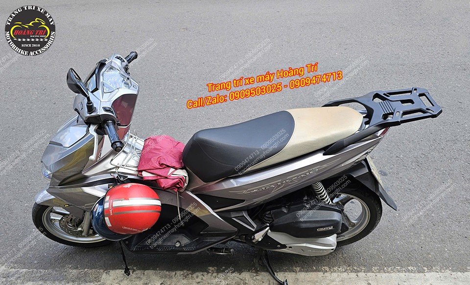 Baga sau nhôm đúc kiểu ADV giúp Airblade vừa đẹp mắt vừa nâng cao khả năng chở đồ
