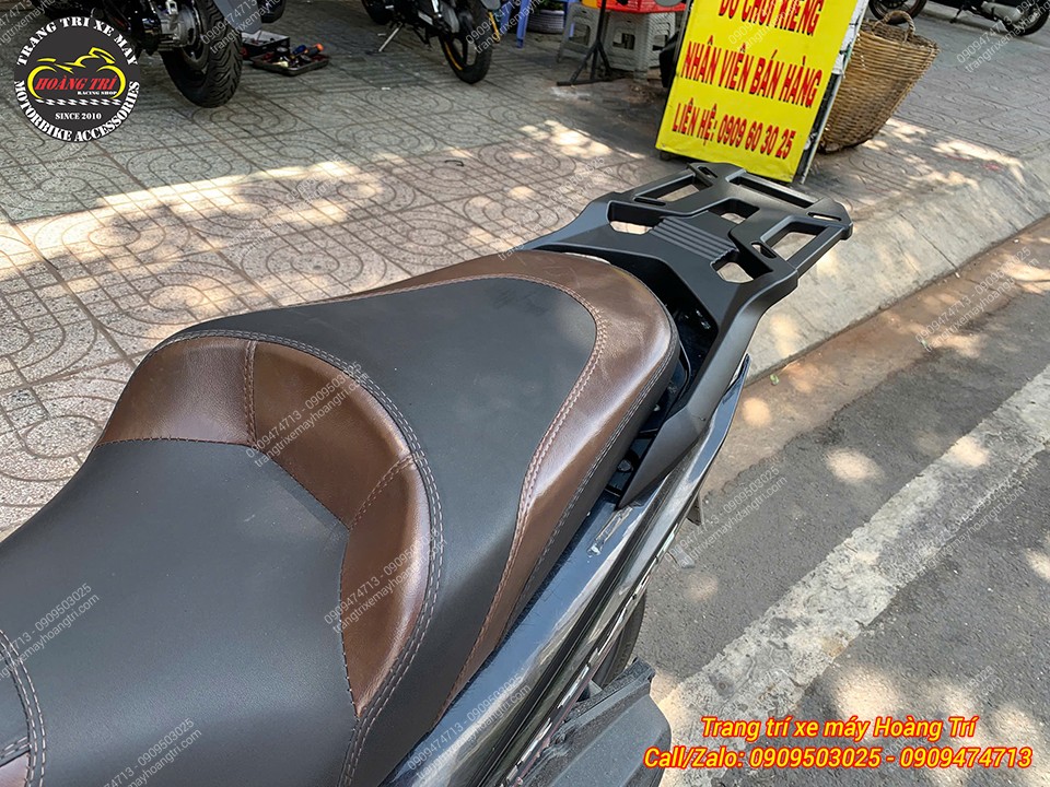 Góc nhìn từ trên cho thấy baga sau nhôm đúc Airblade thiết kế rộng và tiện dụng