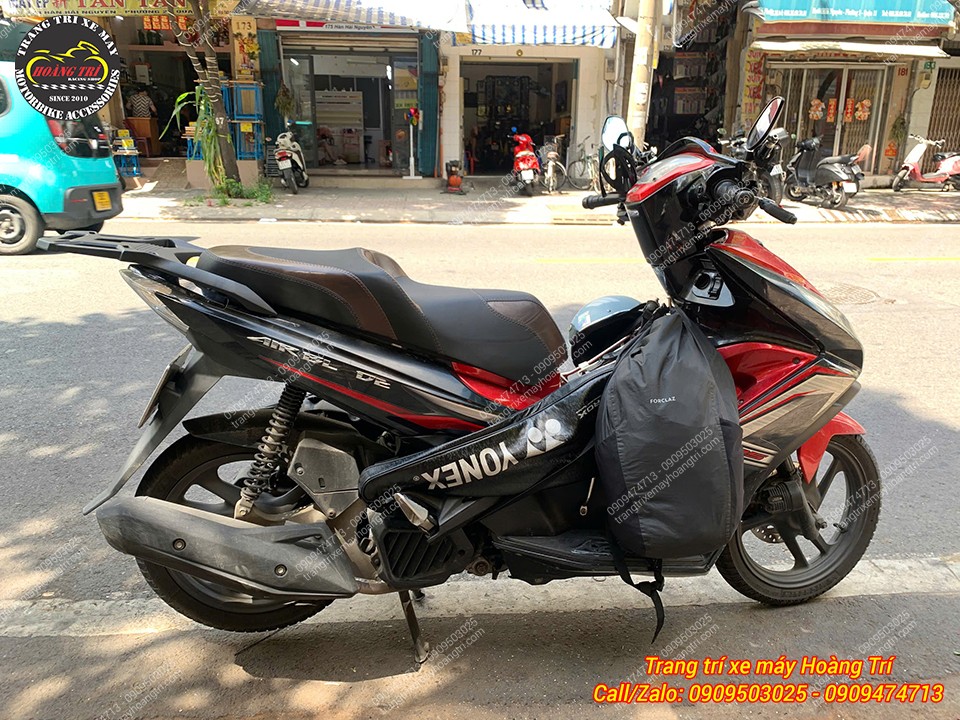 Tổng thể Airblade nổi bật hơn khi trang bị baga sau nhôm đúc phong cách ADV mạnh mẽ