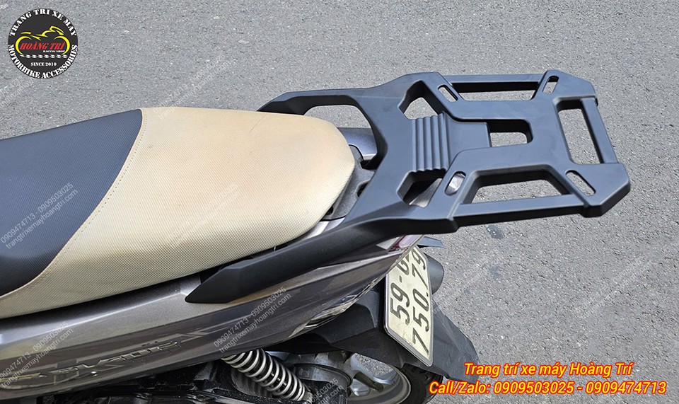 Góc nghiêng cho thấy baga sau nhôm đúc Airblade lắp chuẩn zin, hoàn thiện cứng cáp