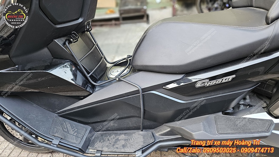 Baga giữa BMW C400GT giúp để đồ, chống trầy xước vị trí nắp bình xăng tiện lợi