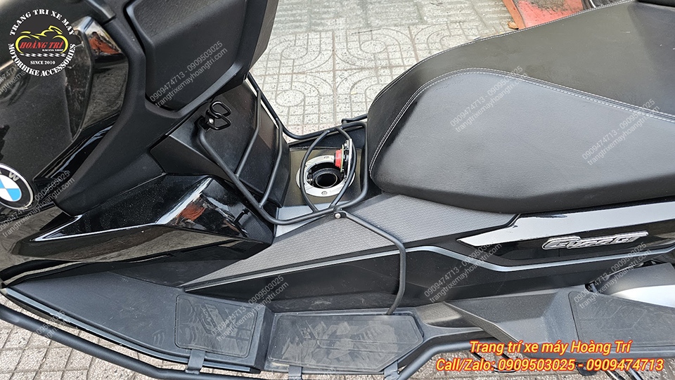 Thiết kế baga giữa chắc chắn, không ảnh hưởng khi mở nắp bình xăng của BMW C400GT