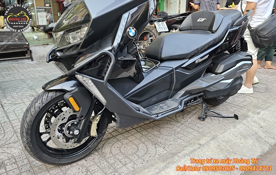 Khung bảo vệ giúp phần đầu BMW C400GT thêm cứng cáp và nổi bật hơn