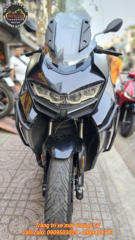 Góc trực diện cho thấy khung bảo vệ BMW C400GT được lắp đặt cân đối, chắc chắn