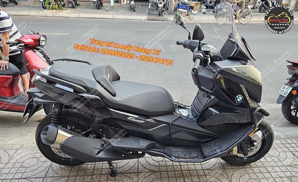 Khung bảo vệ và baga giữa mang đến diện mạo hầm hố, mạnh mẽ hơn cho C400GT