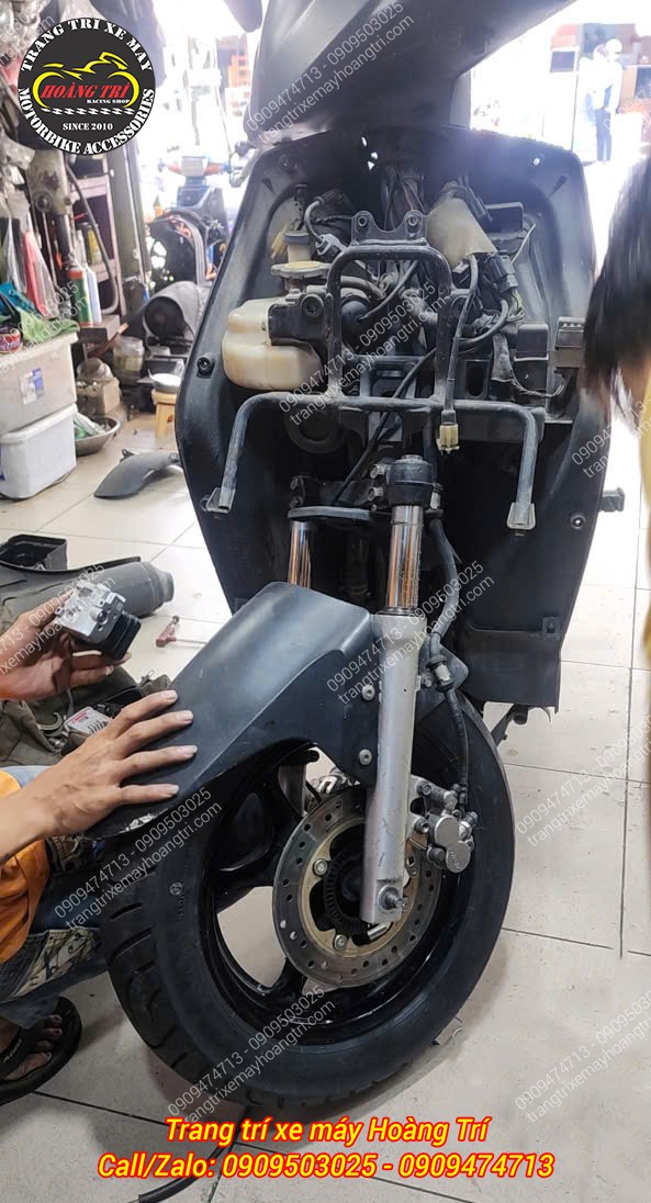 Kỹ thuật viên Hoàng Trí Shop đang nâng cấp hệ thống phanh ABS cho Honda Dylan