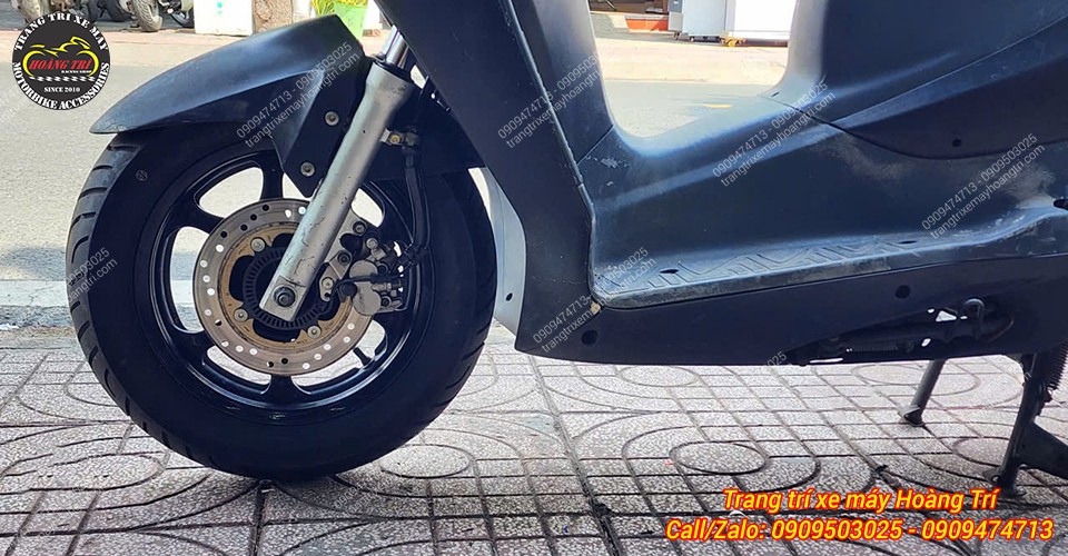 Tổng thể khu vực bánh trước Dylan nổi bật với hệ thống phanh ABS hiện đại