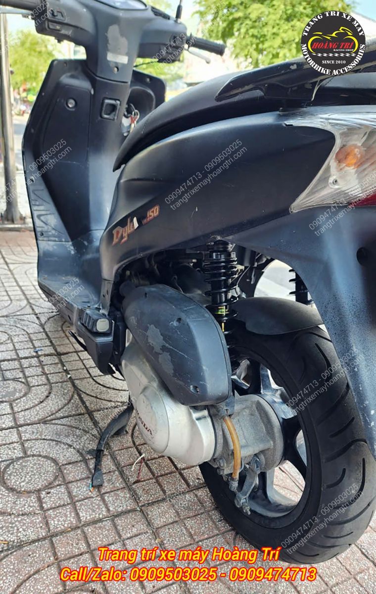 Góc nhìn tổng quan phần đuôi Dylan với cặp phuộc Racing Boy nổi bật
