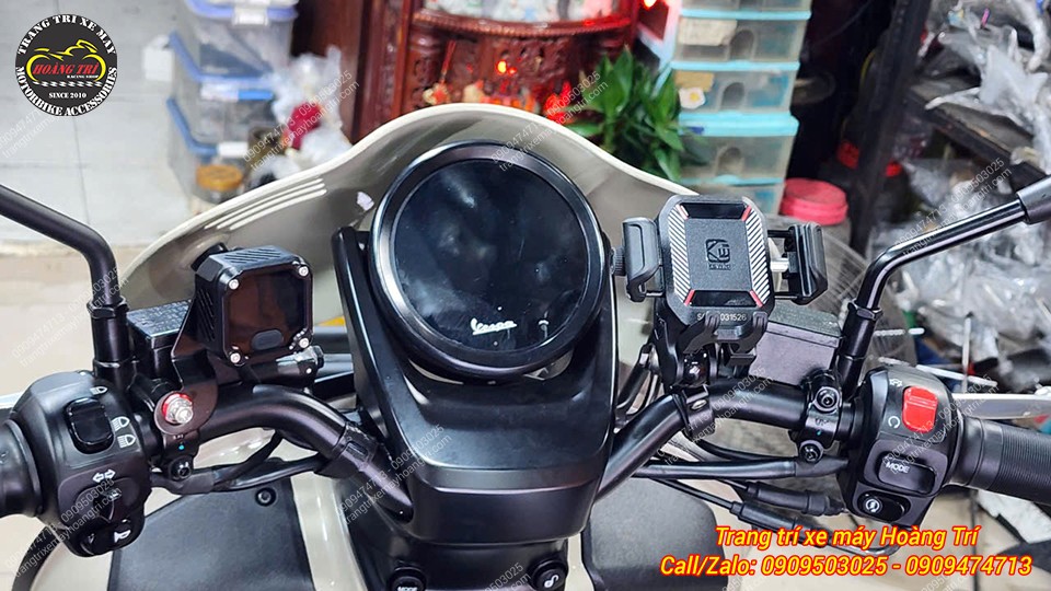 Khu vực ghi đông Vespa GTS nổi bật với sạc nhanh Loboo C36 và giá đỡ