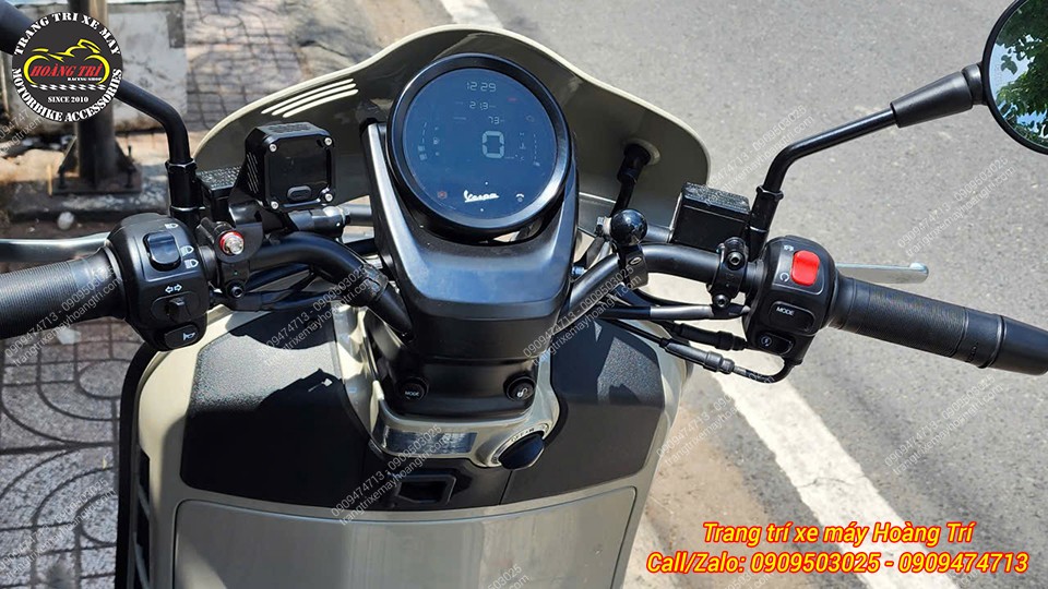 Tổng thể tay lái Vespa GTS hoàn thiện sạc nhanh và giá đỡ điện thoại thêm hiện đại