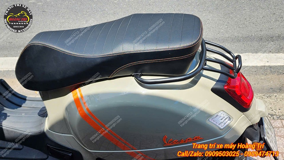 Baga công Vespa GTS màu đen tạo điểm nhấn cổ điển có thể chở thêm túi treo phía sau