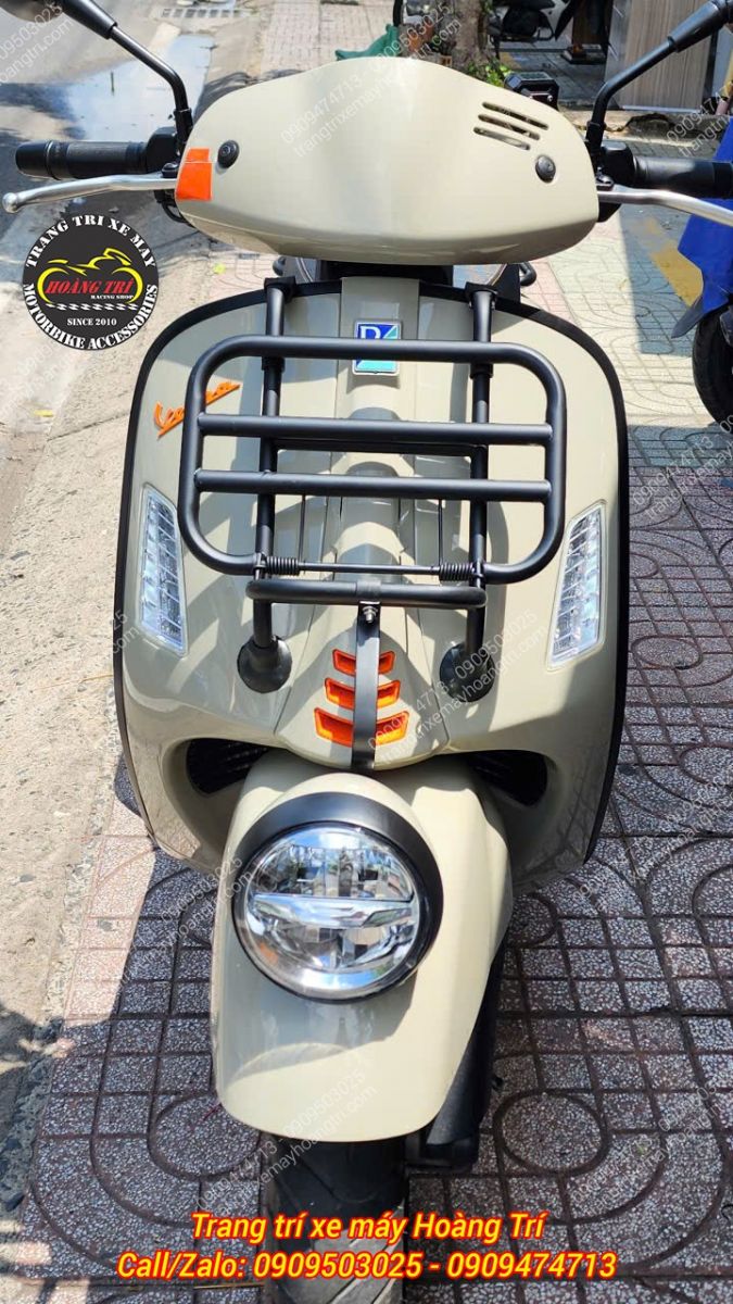Tổng thể đầu xe Vespa GTS nổi bật hơn cùng baga trước phong cách cổ điển
