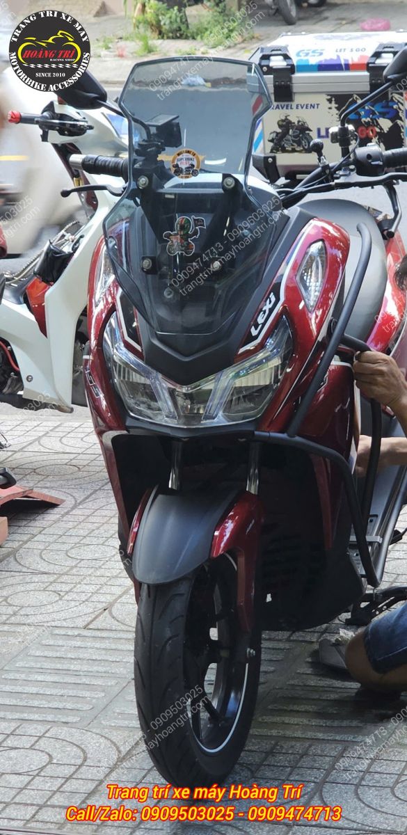 Nhân viên đang lắp đặt khung chống đổ HTR Yamaha Lexi 155 với bộ khung đen cá tính