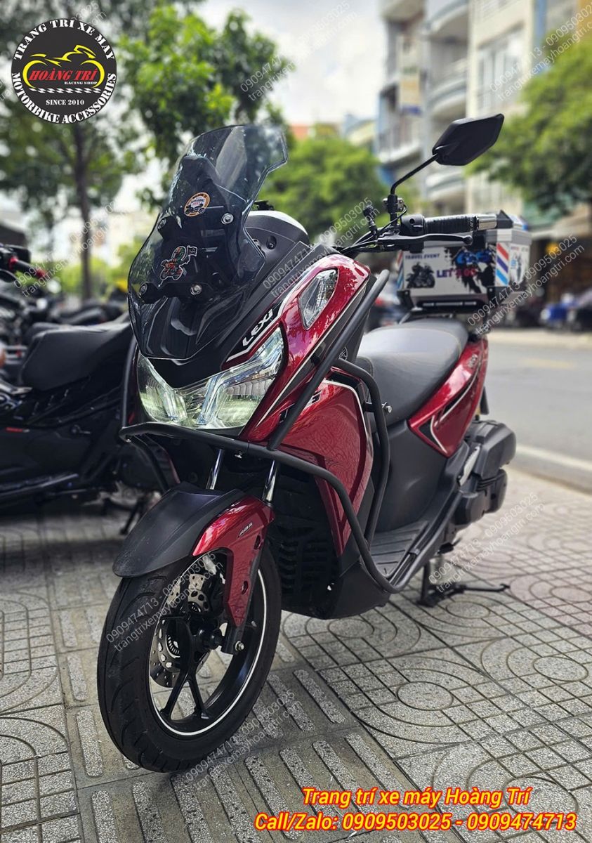 Góc nghiêng nổi bật khung bảo vệ Yamaha Lexi 155 kết hợp kính chắn gió đầy mạnh mẽ, cá tính
