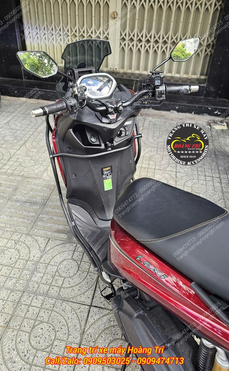 Góc nhìn người lái cho thấy khung chống đổ HTR bảo vệ vị trí ốp ổ khóa của Lexi 155
