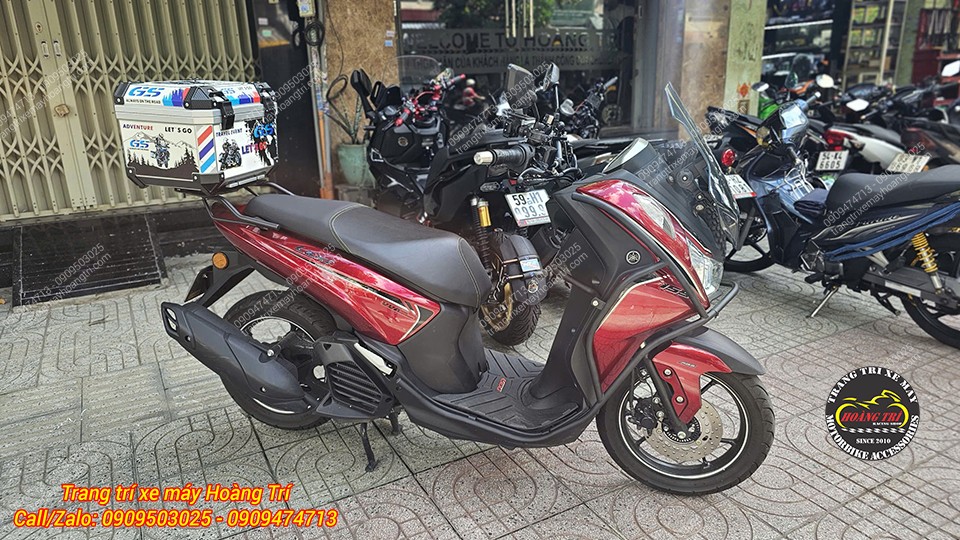 Góc nghiêng bên phải làm nổi bật khung bảo vệ HTR và thiết kế Yamaha Lexi 155 hiện đại