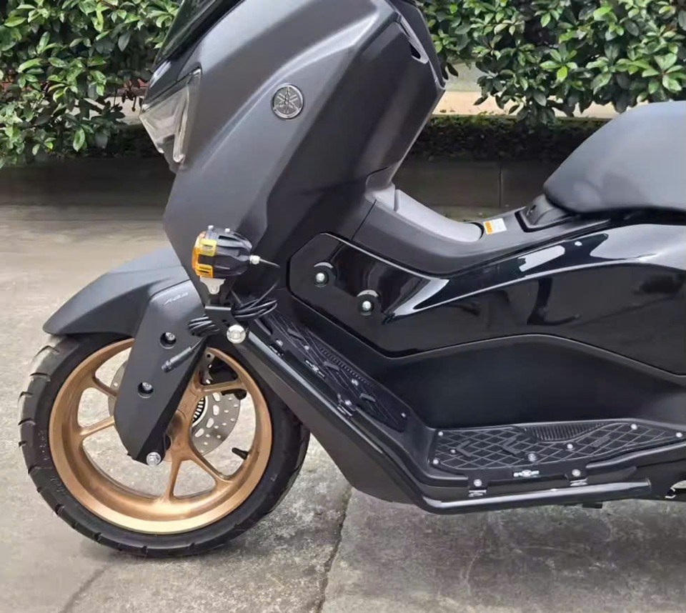 Trọn bộ chống đổ Yamaha NMAX kèm tấm lót chân CNC đã được trang bị lên xe NMAX 155