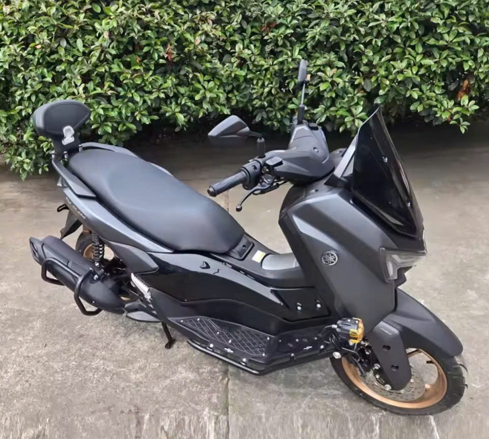 Tổng thể Yamaha NMAX nổi bật hơn với bộ chống đổ và lót chân CNC vừa được nâng cấp