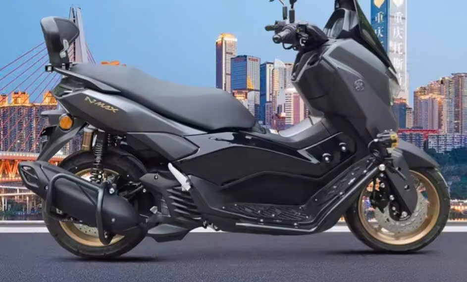 Yamaha NMAX hoàn thiện phong cách thể thao cùng trọn bộ chống đổ và lót chân CNC