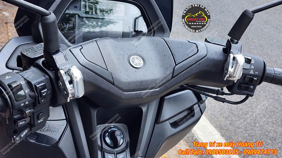 Cận cảnh cặp móc treo đồ Biker nhôm CNC gắn ghi đông Yamaha NMAX tiện lợi