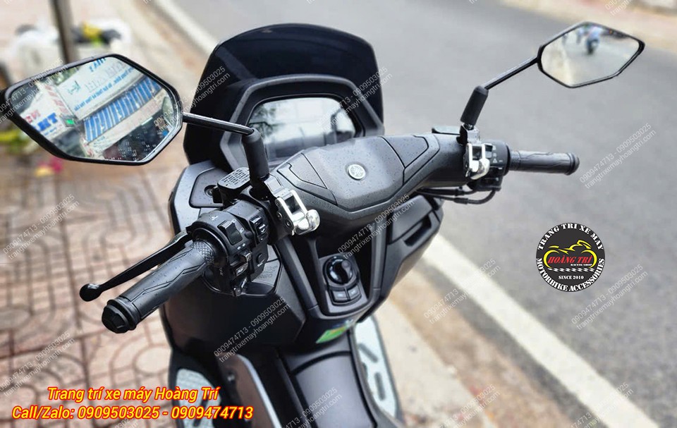 Tổng thể khu vực ghi đông NMAX nổi bật với hai móc treo đồ Biker CNC