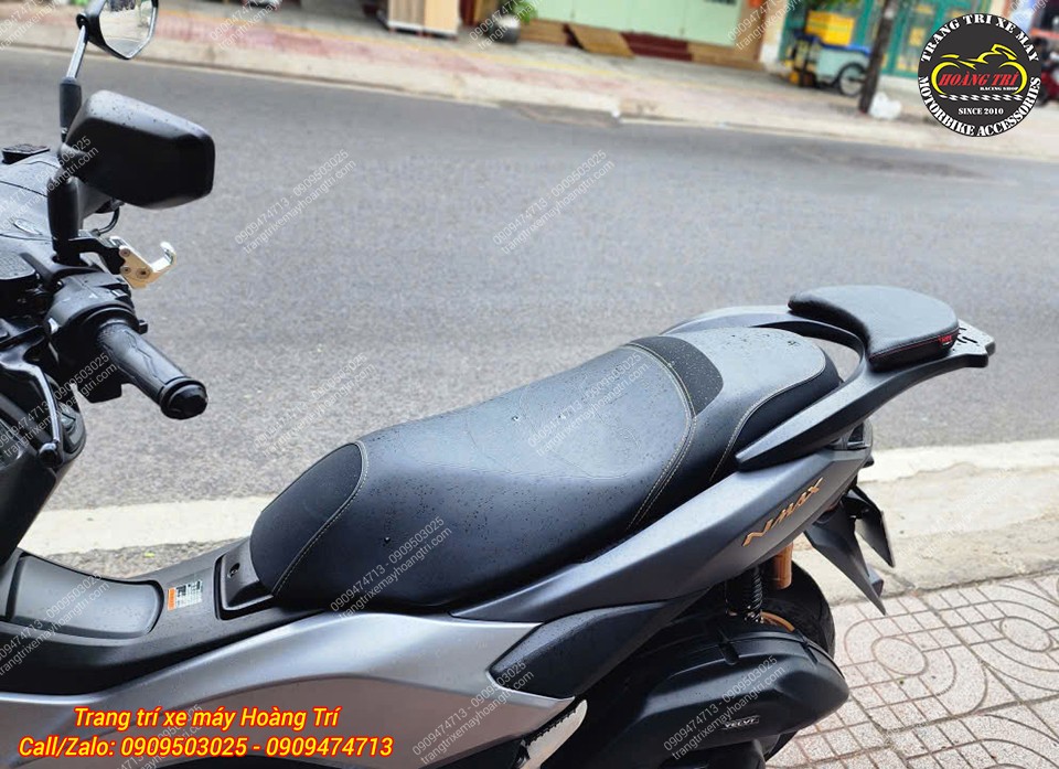 Góc view đuôi xe NMAX với baga sau nhôm đúc NMAX lắp đặt chắc chắn, thẩm mỹ