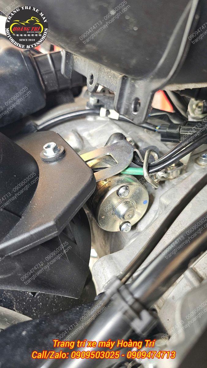 Cận cảnh vị trí bắt ốc chắn bùn sau Yamaha NVX V3 chính hãng chuẩn zin theo xe