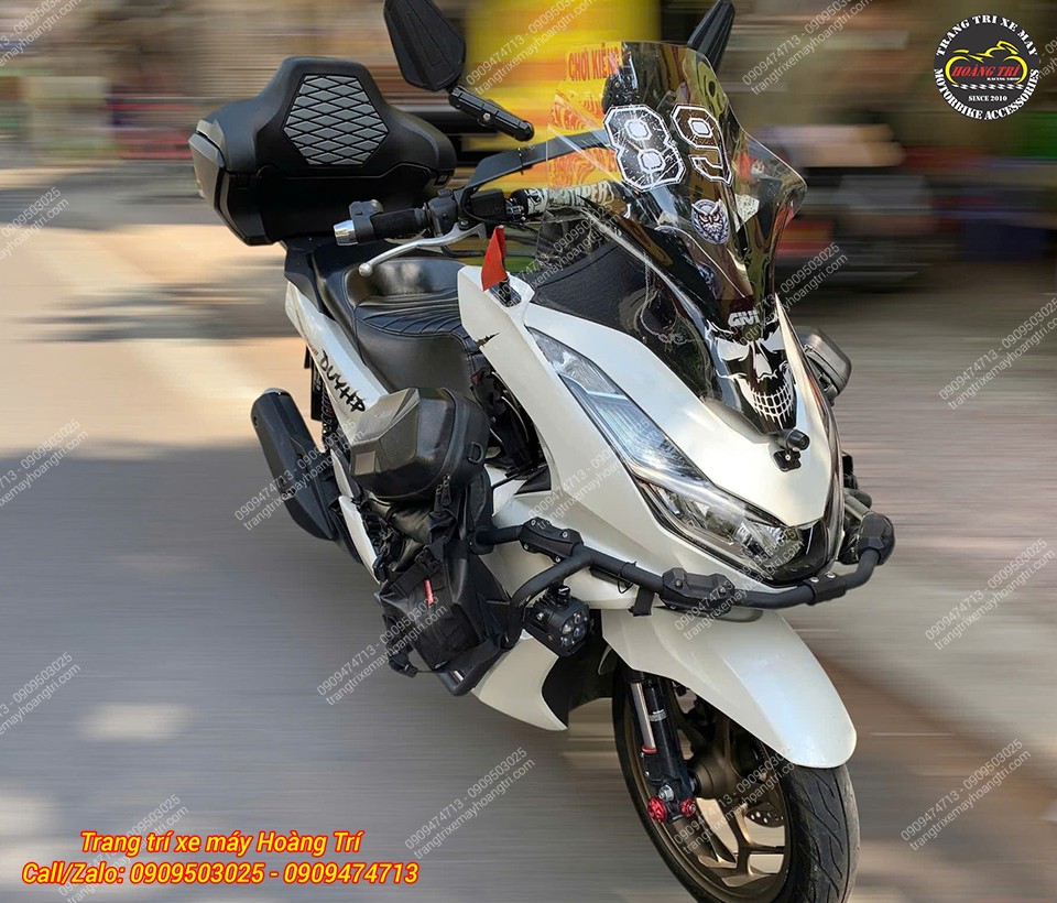 PCX 160 trở nên cá tính hơn khi trang bị thùng sau tựa lưng Rabo và kính chắn gió