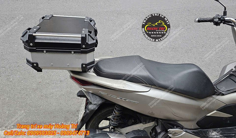Thùng nhôm vuông 25 lít FRX gắn phía sau Honda PCX 2018 mang phong cách mạnh mẽ