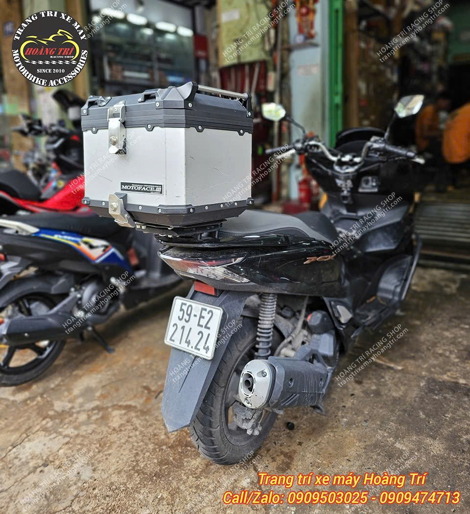 Honda PCX 160 kết hợp thùng nhôm 40 lít mang phong cách tiện dụng và hiện đại