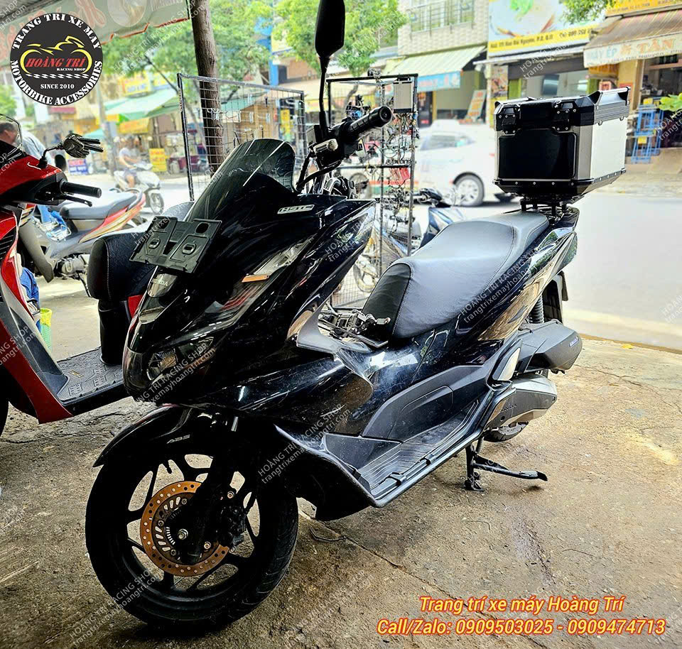 Thùng nhôm lắp phía sau vẫn đảm bảo sự cân đối cho tổng thể xe PCX 160