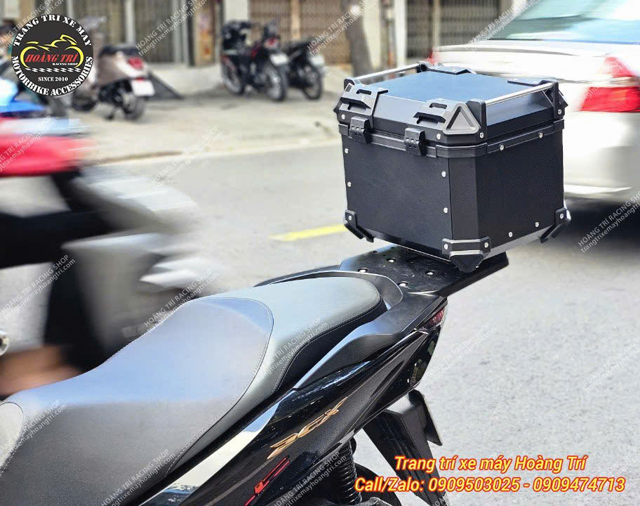 Mẫu PCX 160 độ thùng nhôm 36 lít giúp mang theo nhiều vật dụng cá nhân hơn