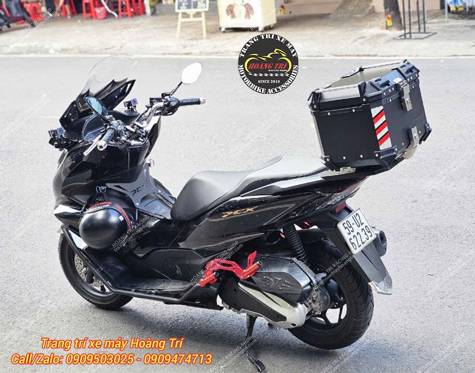 Góc nghiêng thể hiện sự hài hòa giữa thùng nhôm và dáng xe PCX 160