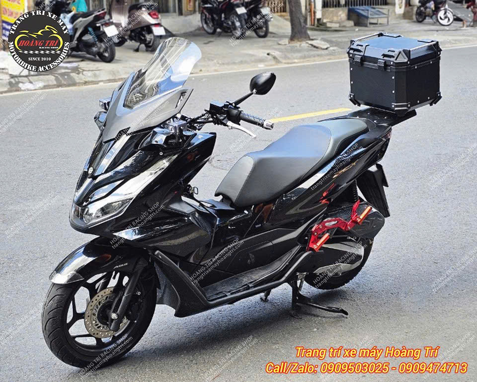 Honda PCX 160 trở nên nổi bật hơn với thùng nhôm phía sau đậm cá tính thể thao