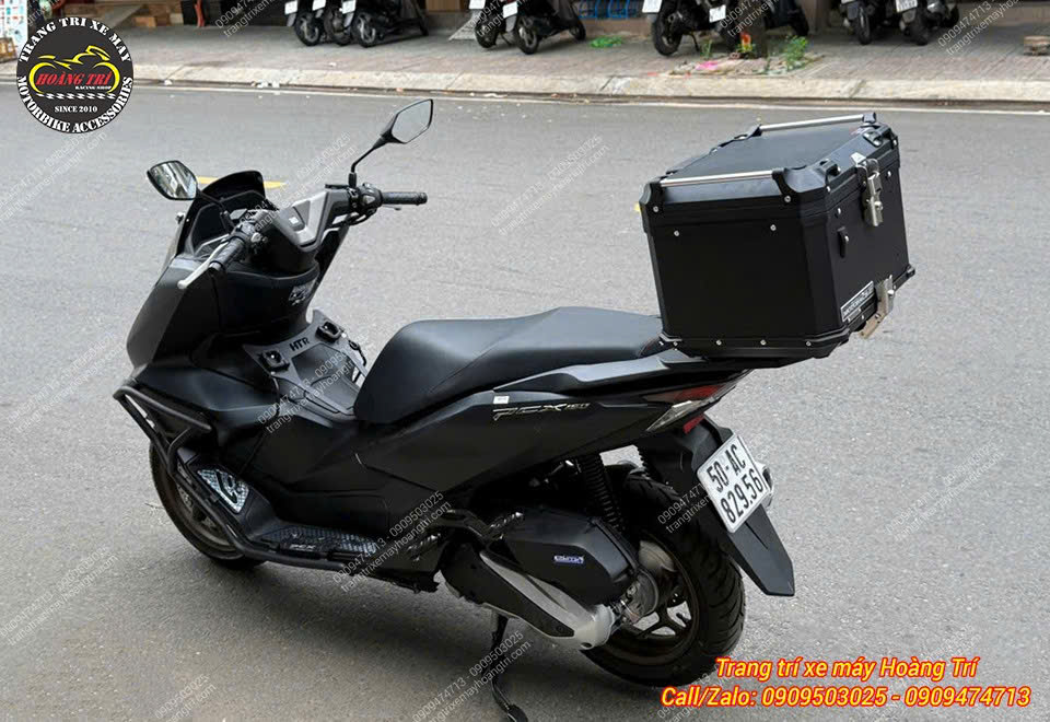 Thùng nhôm kích thước lớn (48 lít) hỗ trợ chứa đồ tiện lợi cho những chuyến xa