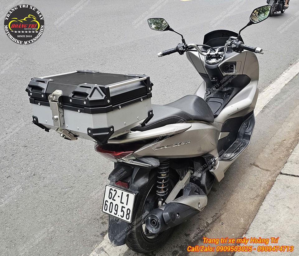Góc nhìn từ phía sau cho thấy thùng nhôm lắp đặt cân đối trên PCX