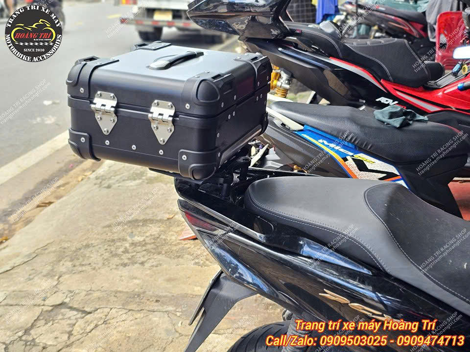 Mẫu thùng 28 lít nhôm đen nổi bật với thiết kế cứng cáp và khóa chắc chắn trên PCX 160