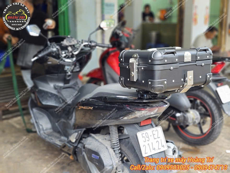 Chi tiết thùng nhôm phía sau mang lại vẻ ngoài cá tính cho PCX 160
