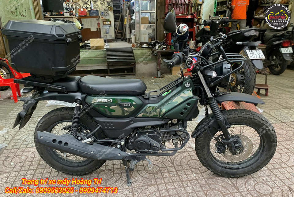 Góc tổng thể bên hông nổi bật với dè trước mới và thùng Givi phía sau