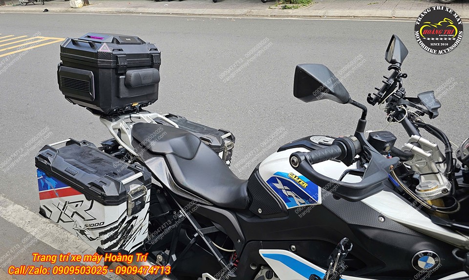 Góc nhìn từ bên phải khoe trọn bộ thùng với phong cách thể thao trên BMW S1000XR
