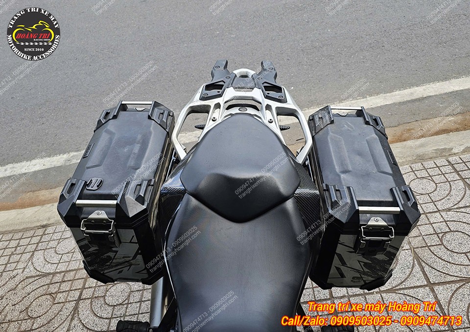 Tổng thể phần đuôi BMW S1000XR với cặp thùng hông cân đối, tăng khả năng chứa đồ