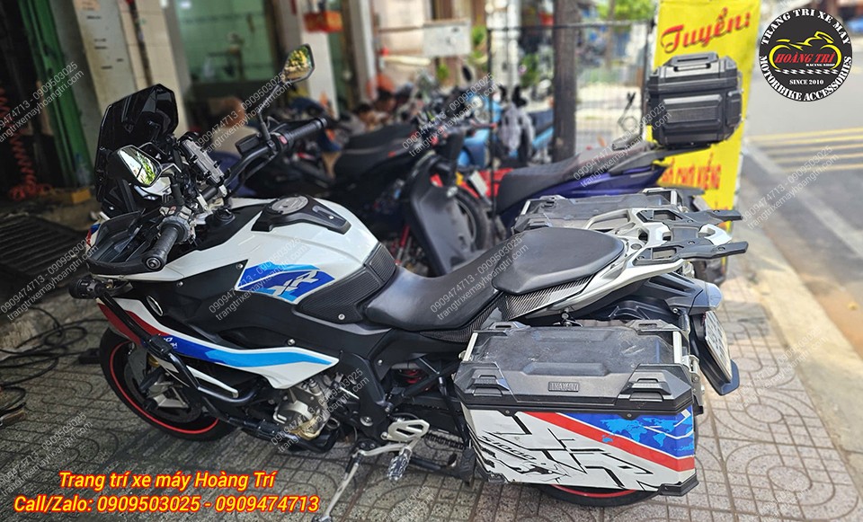BMW S1000XR nổi bật với bộ thùng thể thao cá tính mang phong cách mạnh mẽ, tiện dụng