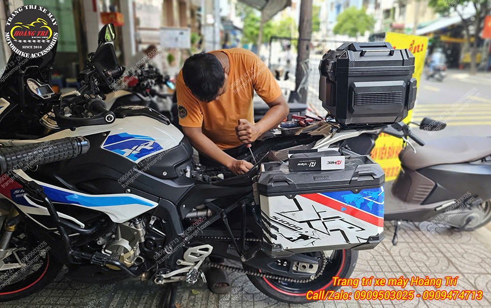 Những thao tác cuối cùng của kỹ thuật viên Hoàng Trí Shop thi công thùng RaBo Music RA9